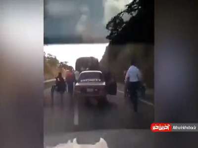 غارت بار یک تریلی توسط مردم ونزوئلا