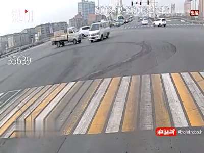 عمل انسان‌دوستانه راننده و مسافران اتوبوس پس از تصادف آمبولانس!