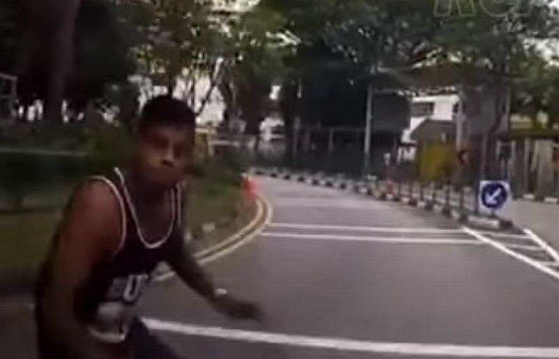 اقدام جنون‌آمیز مرد جوان در خیابان!