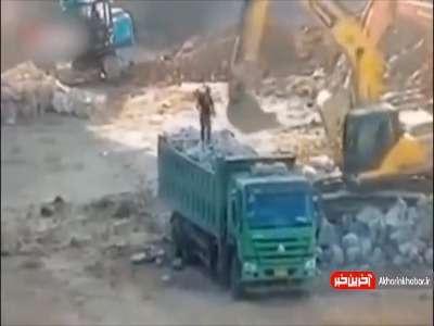بلایی که بی‌احتیاطی راننده بیل مکانیکی بر سر کارگر آورد