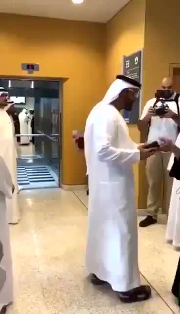 رفتار عجیب بن زاید در برخورد با یک دختر دانشجو