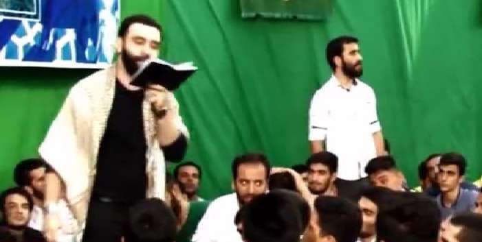 گل می باره یعنی که داره میگه بهاره