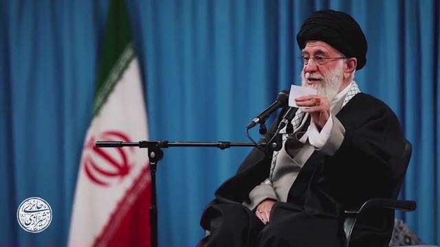 بیایید وسط میدان و رهبری را از غربت در بیاورید