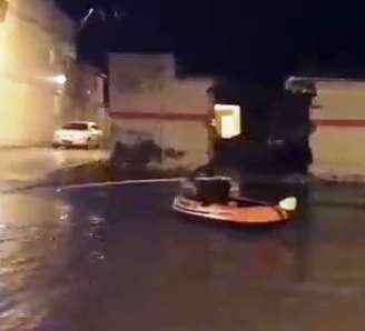 ماهیگیری در خیابان رامهرمز خوزستان بعد از باران ديروز