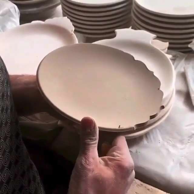 برش گلدار روی بشقاب گلی