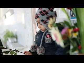 گفتگو با کودکی که در حین نماز به سردار سلیمانی گل داد