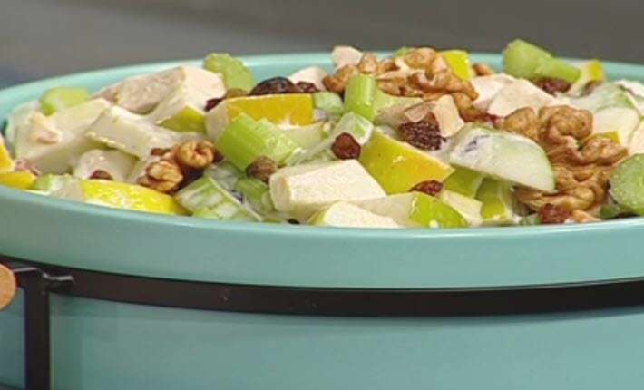 سالاد مرغ و سیب با گردو و کشمش