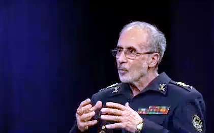 پرواز هواپیمای ایرانی صاعقه و استقبال رهبری از خلبان آن