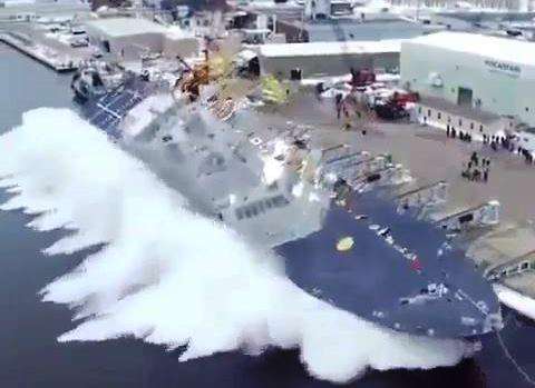 لحظه هیجان انگیز به آب انداختن ناو