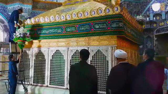 گل آرایی ضریح و تعویض پرچم حضرت معصومه (س)