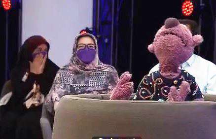 ویدئو خنده دار ترس جناب خان از ترکیدن بادکنک؛ خندوانه