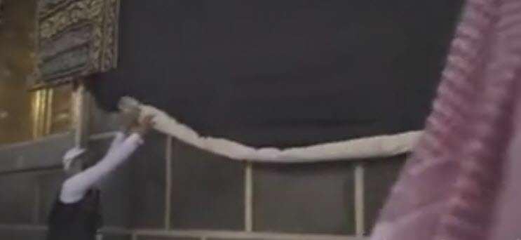 بالا کشیدن پرده کعبه برای مناسک حج