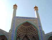 مسجدِ امام ، اصفہان، ایران پر آیات اور دیگر نقاشی، فیروزی اور سنہرے رنگ میں