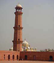 بادشاہی مسجد،لاہور، پاکستان کا مینار جس کے عقب میں سکھوں کا گردوارہ نظر آ رہا ہے