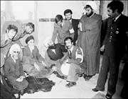 امام خمینی نے مرکزی تہران میں واقع علاوی سکول میں رہائش اختیار کی۔