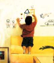 نقاشی کودک روی دیوار