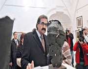 شیخ حمدبن خلیفه آلثانی، امیر سابق قطر در حال بازدید از یك نمایشگاه