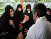 دیدار مادر شهید از جانباز اعصاب و روان