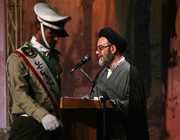 شهیدی با نارنجک در زیر تانک