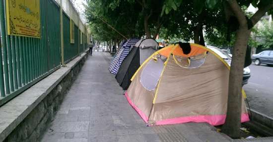 همراهان بیمار در چادرهای کنار خیابان