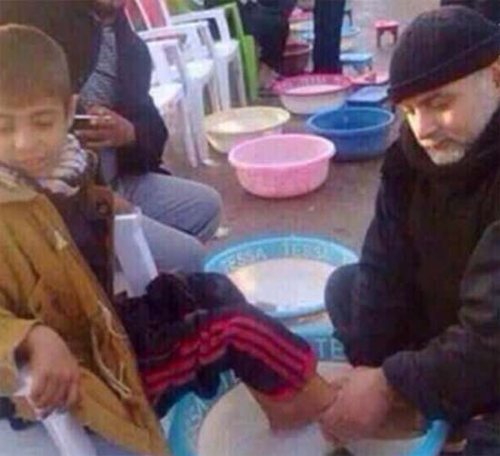 ماساژ زائران اربعین توسط مدرس دانشگاه انگلیس +عکس