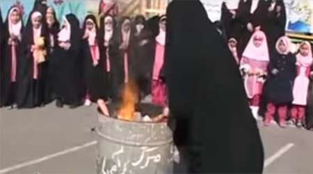 آتش زدن عروسک های باربی
