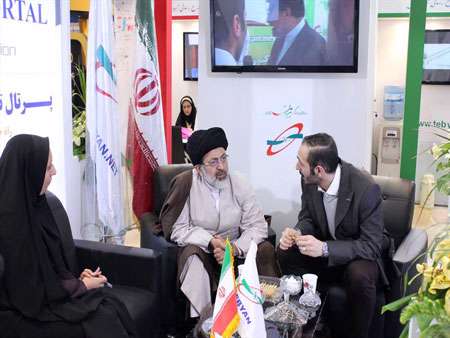 حضور حجت الاسلام آقامیری در غرفه تبیان