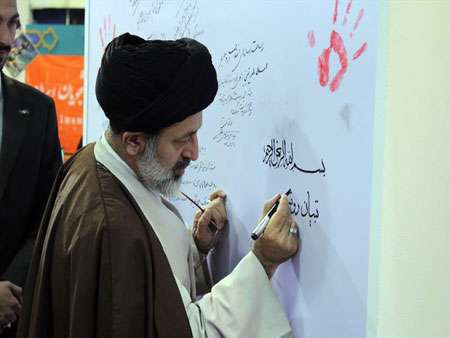 حضور حجت الاسلام آقامیری در غرفه تبیان