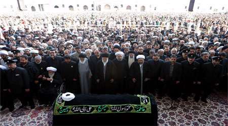 نماز خواندن مقام رهبری بر پیکر آیة الله طبسی