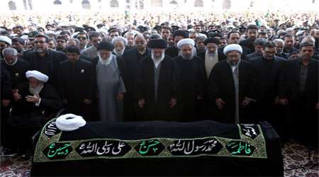 نماز خواندن مقام رهبری بر پیکر آیة الله طبسی