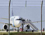 مصر کے مسافر طیارے کا ڈرامہ ختم، ہائی جیکر نے خود کو حکام کے حوالے کر دیا