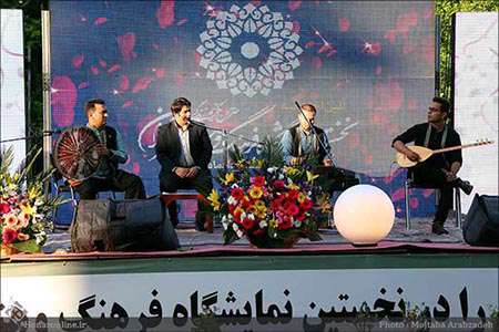 بازدید چهره های فرهنگی و هنری از نمایشگاه فرهنگ و هنر تهران