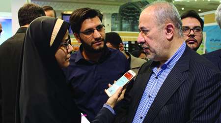 رئیس سازمان فرهنگی هنری شهرداری در غرفه تبیان رئیس سازمان فرهنگی هنری شهرداری در غرفه تبیان