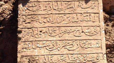 کتیبه هایی که بر اثر سیل از دل خاک نمایان شد