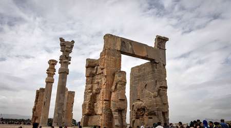آسیب درختان به آثار باقی مانده پارسه آسیب درختان به آثار باقی مانده پارسه