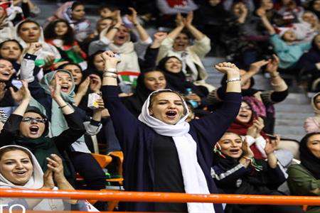 درهای ورزشگاه اردبیل به روی بانوان باز شد