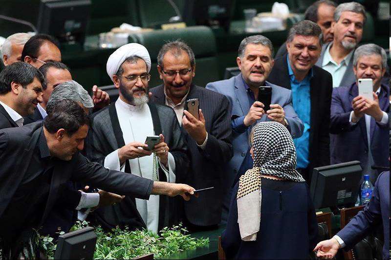 نماینده سلفیبگیر مجلس با ظاهری جدید+عکس