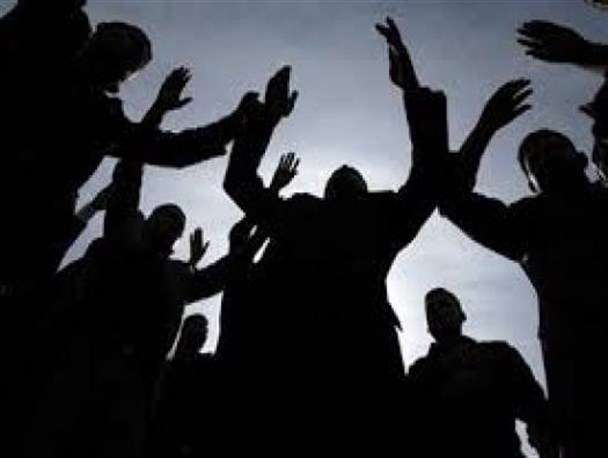 برهنه شدن در سینه زنی به شرط اینکه نامحرم نباشد اشکال دارد؟