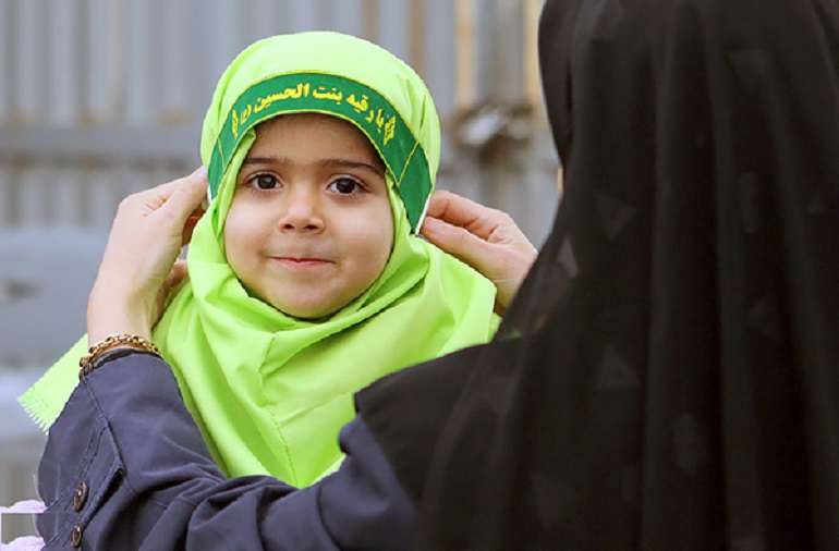 بیرون بودن چند تار مو بیرون بودن چند تار مو