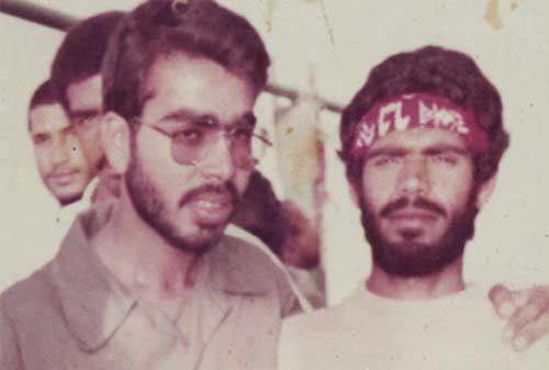 شهید ذاکری در کنار همرزمان