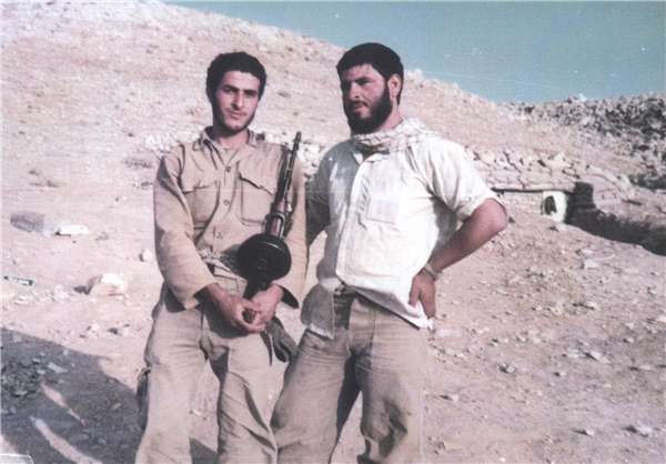 شهید «حمیدرضا مدنی قمصری» بهمرا همرزمش