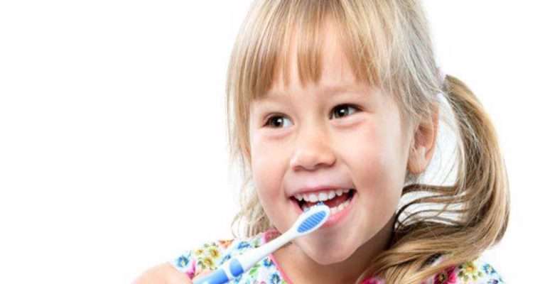 ۱۰ روش برای تسهیل مسواک زدن دندانهای کودکان