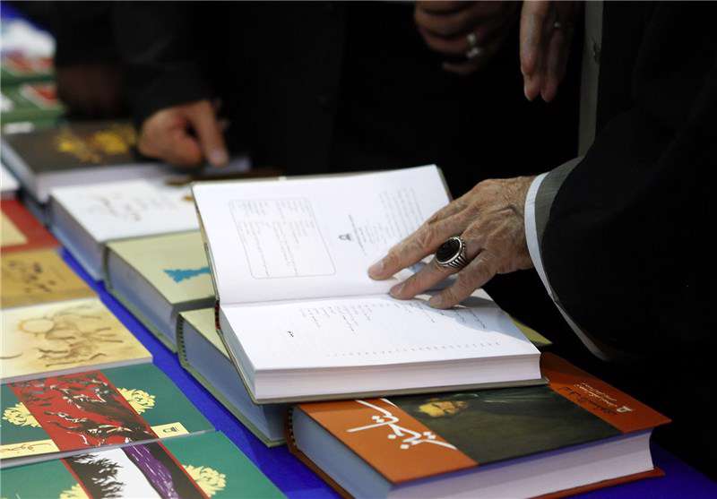 کتاب خوانی رهبر معظم نقلاب