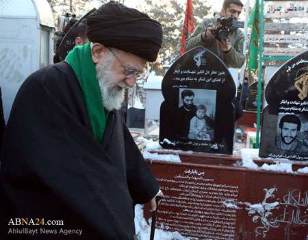 تقرير مصور/ قائد الثورة الاسلامية يزور مرقد الإمام الخميني (ره) وشهداء الثورة الإسلامية