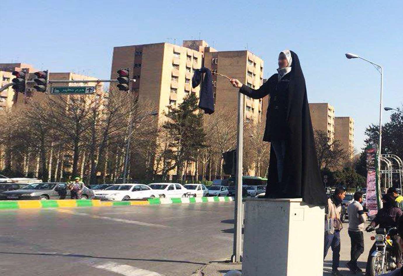 حجاب، میدان انقلاب، بی حجابی