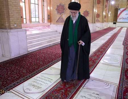 تقرير مصور/ قائد الثورة الاسلامية يزور مرقد الإمام الخميني (ره) وشهداء الثورة الإسلامية