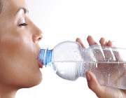کھڑے ہوکر پانی پینا صحت کے لیے نقصان دہ؟