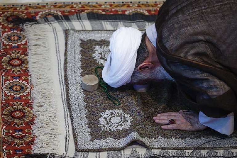 کمک گرفتن امام جماعت از صندلی در نماز کمک گرفتن امام جماعت از صندلی در نماز