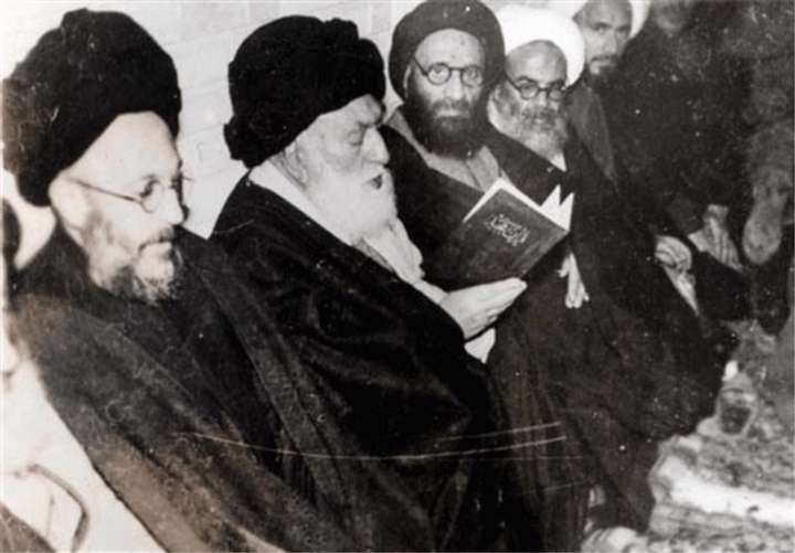 طلبه جوانی که حضرت آیت الله بروجردی دست او را بوسید طلبه جوانی که حضرت آیت الله بروجردی دست او را بوسید