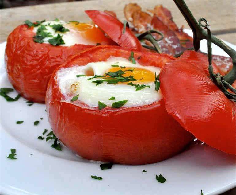 نیمرو داخل گوجه فرنگی
